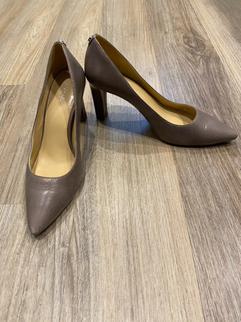 MICHAEL Michael Kors EUC Taupe Leather Heels